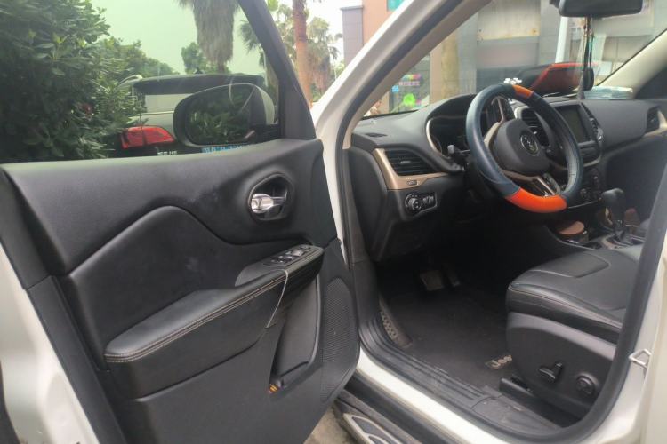 Used Jeep Cherokee 2017 2.0L Superior Edition Driver Seat