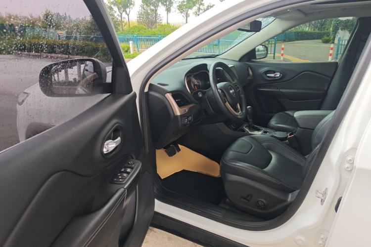 Used Jeep Cherokee 2017 2.0L Superior Edition Driver Seat
