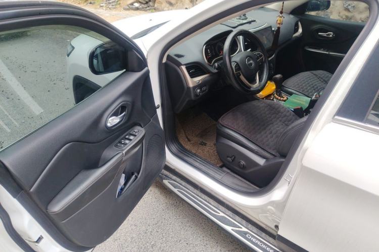 Used Jeep Cherokee 2017 2.4L Leading Edition Driver Seat