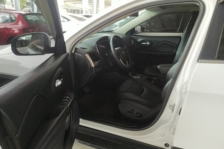 Used Jeep Cherokee 2017 2.0L Superior Edition Driver Seat