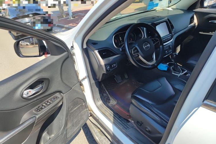 Used Jeep Cherokee 2017 2.0L Superior Edition Driver Seat