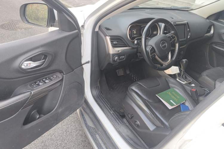 Used Jeep Cherokee 2017 2.4L Leading Smart Edition Driver Seat
