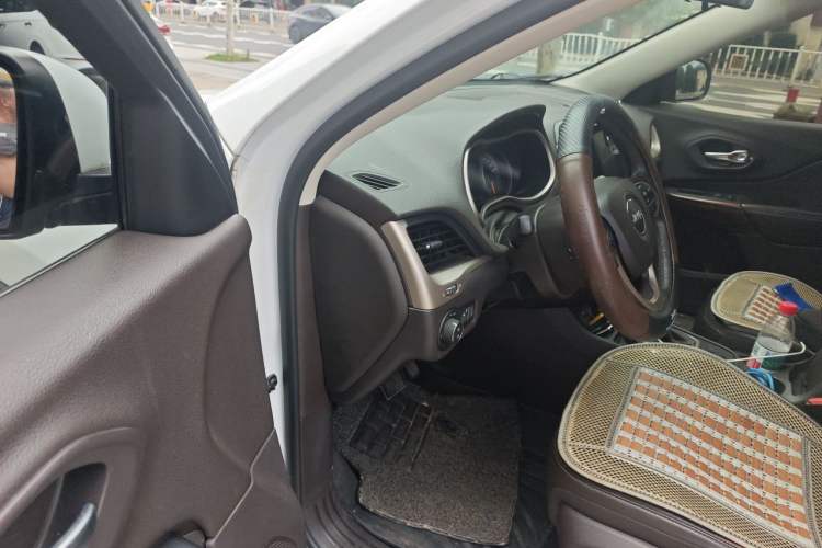 Used Jeep Cherokee 2017 2.0L Superior Edition Driver Seat