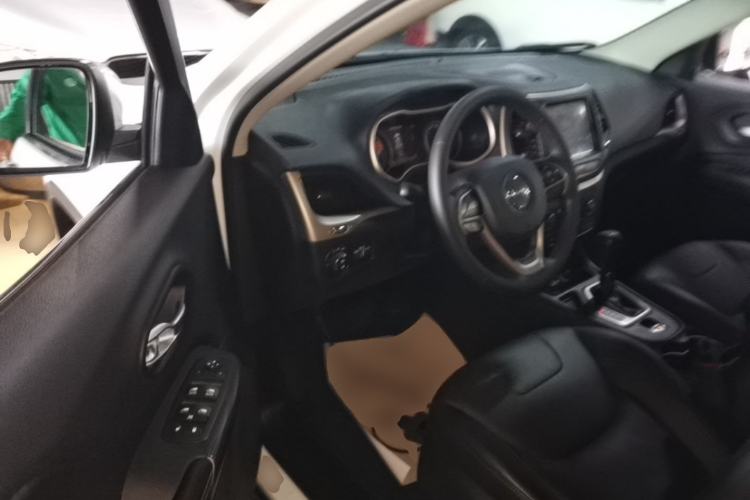 Used Jeep Cherokee 2017 2.0L Superior Edition Driver Seat