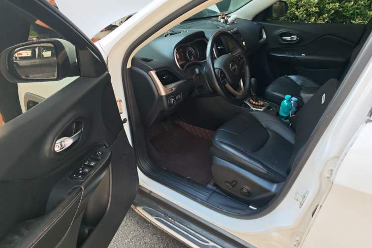 Used Jeep Cherokee 2017 2.0L Superior Edition Driver Seat