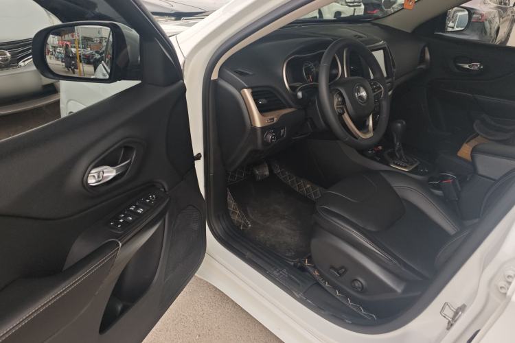 Used Jeep Cherokee 2017 2.4L Professional Smart Edition Driver Seat