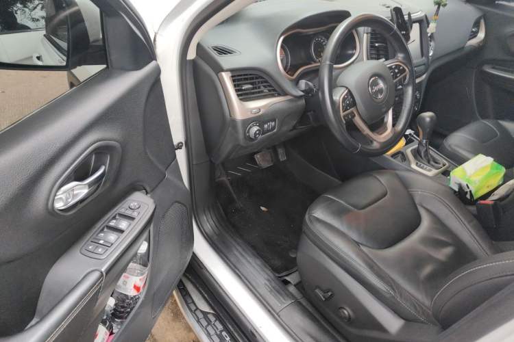 Used Jeep Cherokee 2017 2.0L Superior Edition Driver Seat