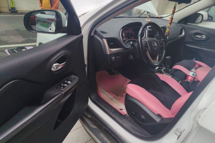Used Jeep Cherokee 2017 2.0L Superior Edition Driver Seat