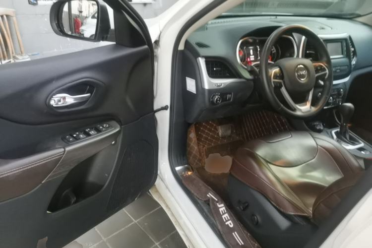 Used Jeep Cherokee 2017 2.4L Professional Edition Driver Seat