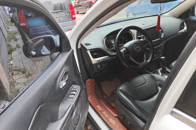 Used Jeep Cherokee 2017 2.0L Superior Edition Driver Seat