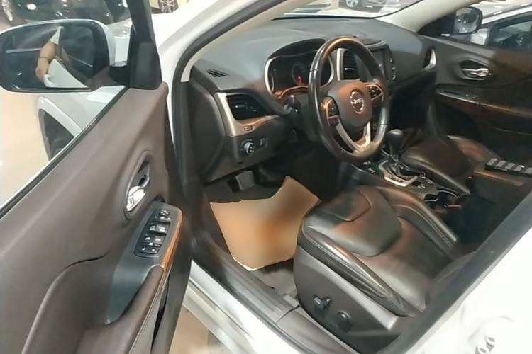 Used Jeep Cherokee 2017 2.4L Professional Smart Edition Driver Seat