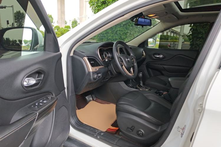 Used Jeep Cherokee 2017 2.0L Superior Edition Driver Seat