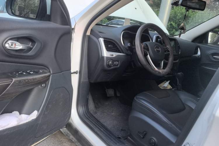 Used Jeep Cherokee 2017 2.0L Superior Edition Driver Seat