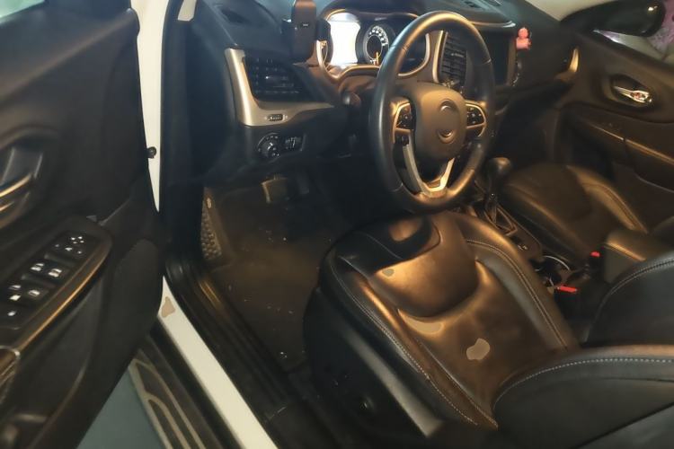 Used Jeep Cherokee 2017 2.4L Leading Smart Edition Driver Seat