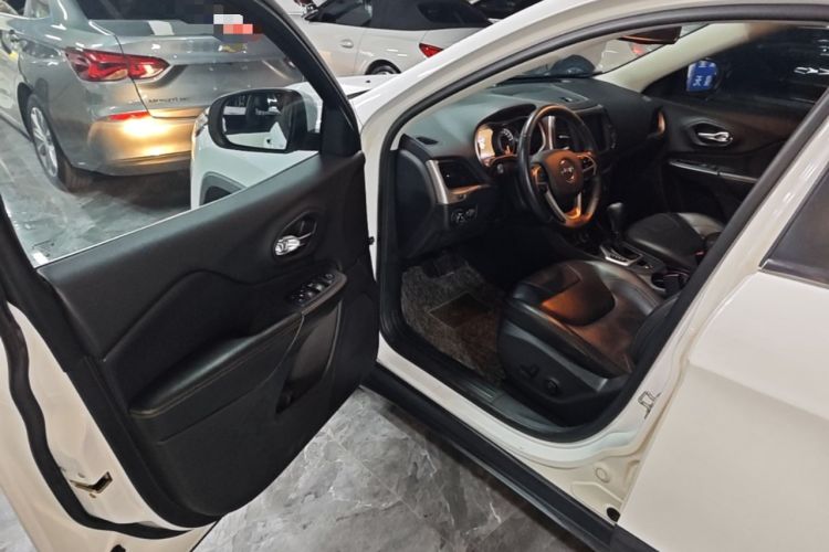 Used Jeep Cherokee 2017 2.0L Superior Edition Driver Seat