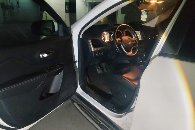 Used Jeep Cherokee 2017 2.4L Leading Smart Edition Driver Seat
