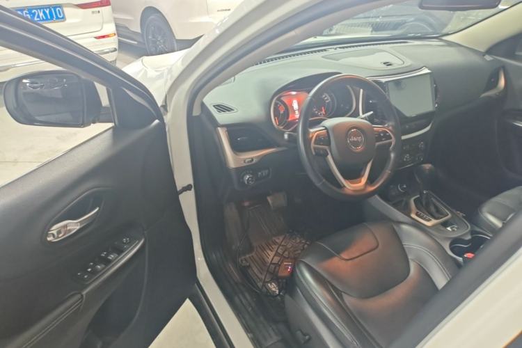 Used Jeep Cherokee 2017 2.0L Superior Edition Driver Seat