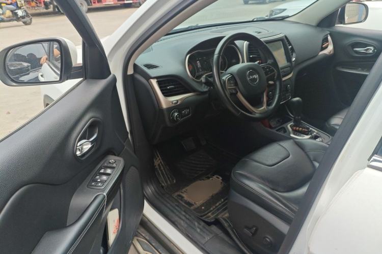 Used Jeep Cherokee 2017 2.0L Leading Edition Driver Seat