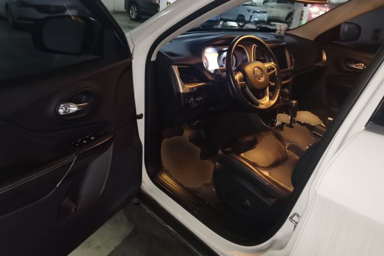 Used Jeep Cherokee 2017 2.0L Superior Edition Driver Seat