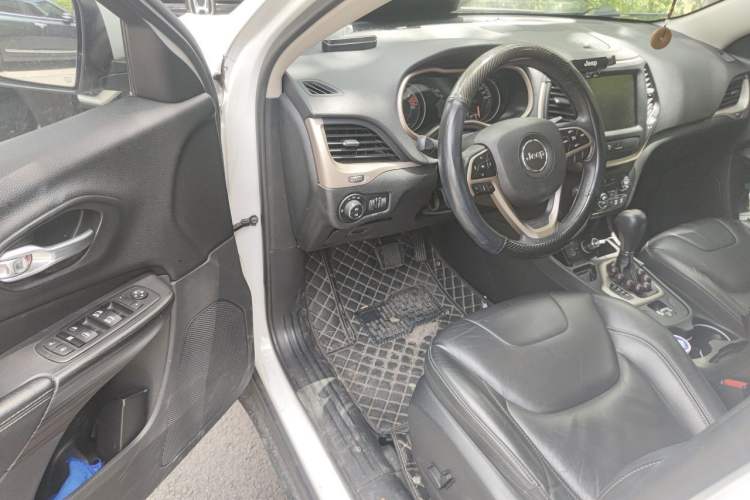 Used Jeep Cherokee 2017 2.0L Superior Edition Driver Seat