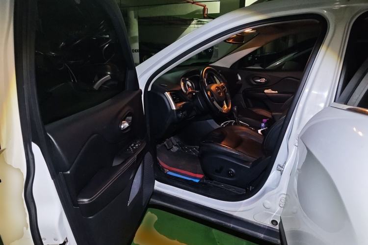 Used Jeep Cherokee 2017 2.4L Leading Smart Edition Driver Seat
