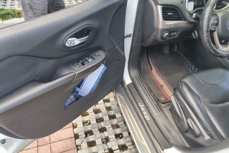 Used Jeep Cherokee 2017 2.0L Leading Edition Driver Seat