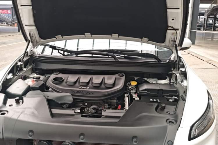 Used Jeep Cherokee 2017 2.0L Superior Edition Engine Bay