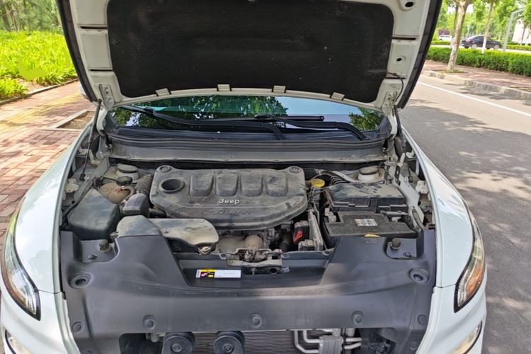 Used Jeep Cherokee 2017 2.0L Superior Edition Engine Bay