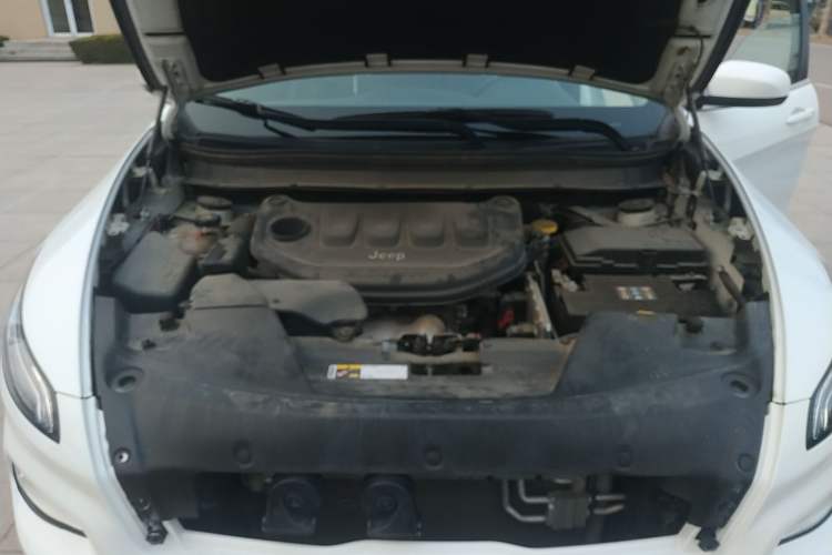 Used Jeep Cherokee 2017 2.0L Superior Edition Engine Bay