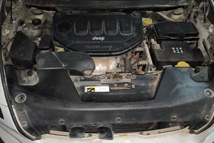 Used Jeep Cherokee 2017 2.0L Superior Edition Engine Bay