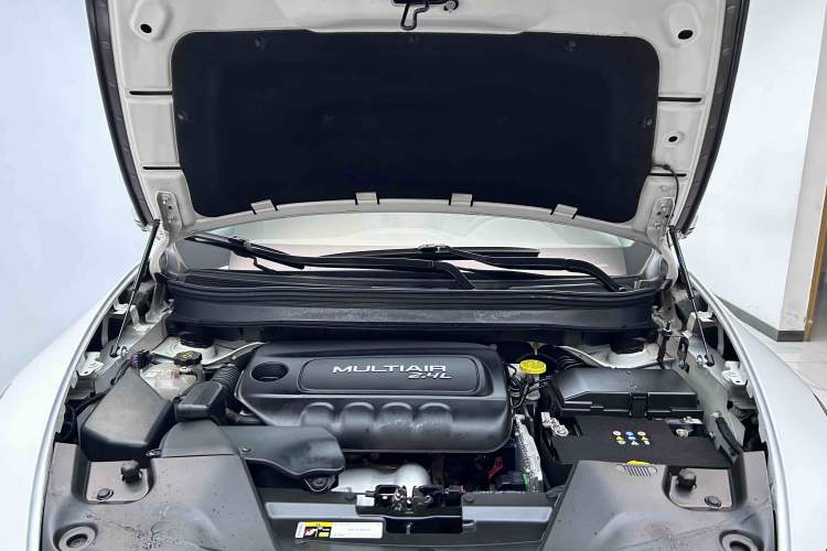 Used Jeep Cherokee 2017 2.4L Superior Edition Engine Bay