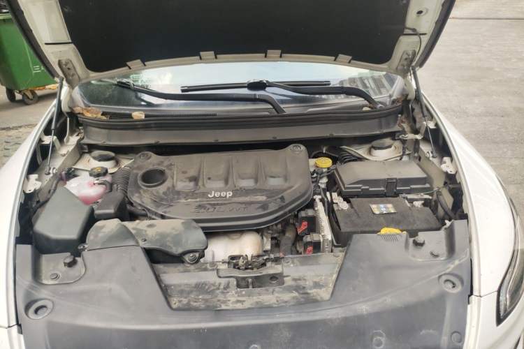 Used Jeep Cherokee 2017 2.0L Superior Edition Engine Bay