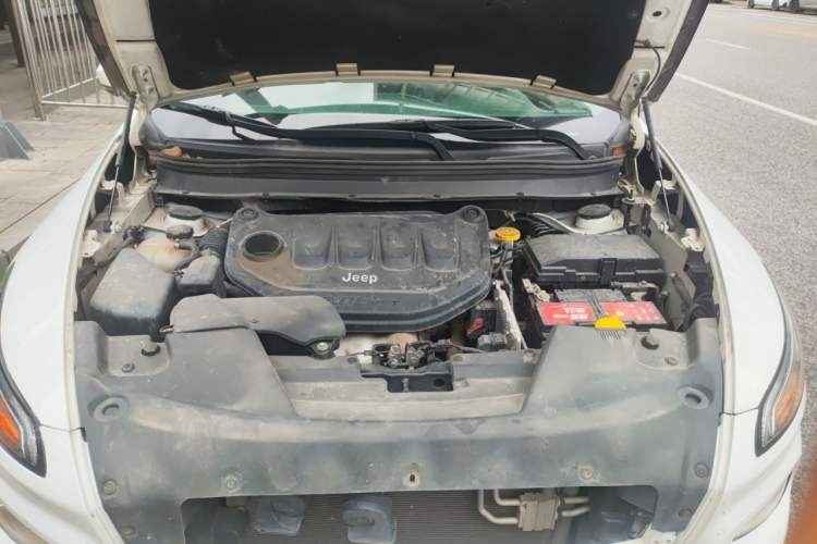 Used Jeep Cherokee 2017 2.0L Superior Edition Engine Bay