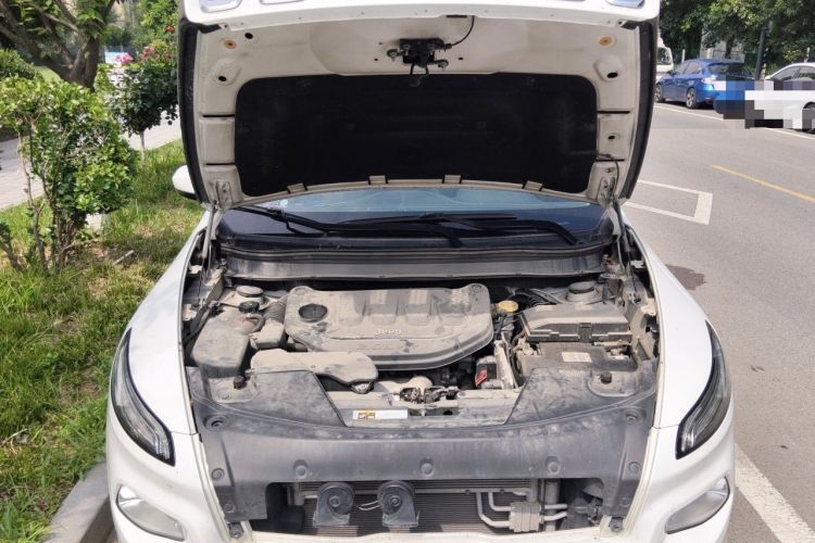 Used Jeep Cherokee 2017 2.0L Superior Edition Engine Bay