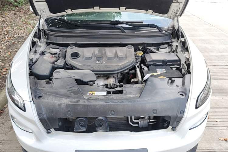 Used Jeep Cherokee 2017 2.0L Superior Edition Engine Bay