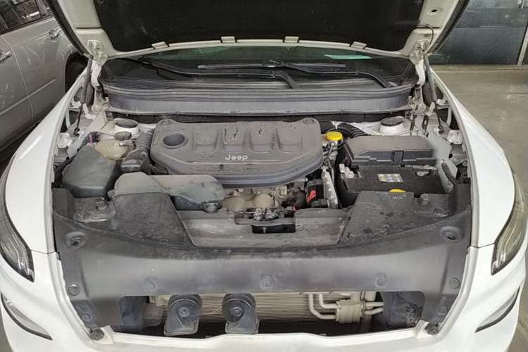 Used Jeep Cherokee 2017 2.0L Superior Edition Engine Bay