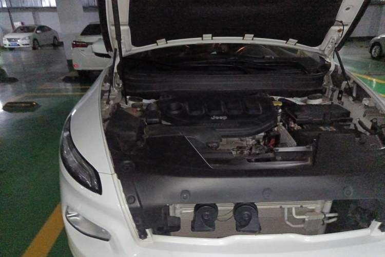 Used Jeep Cherokee 2017 2.0L Superior Edition Engine Bay Right