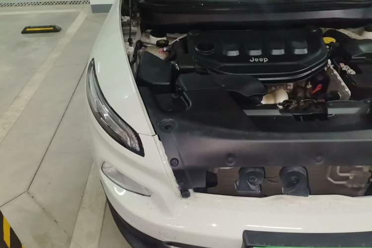 Used Jeep Cherokee 2017 2.0L Superior Edition Engine Bay Right