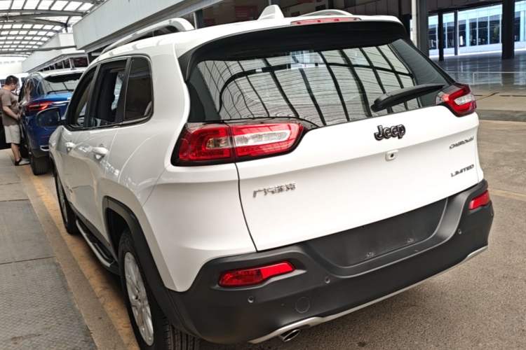 Used Jeep Cherokee 2017 2.0L Superior Edition Exterior 2