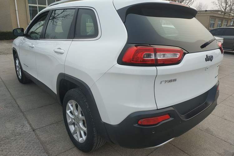 Used Jeep Cherokee 2017 2.0L Superior Edition Exterior 2