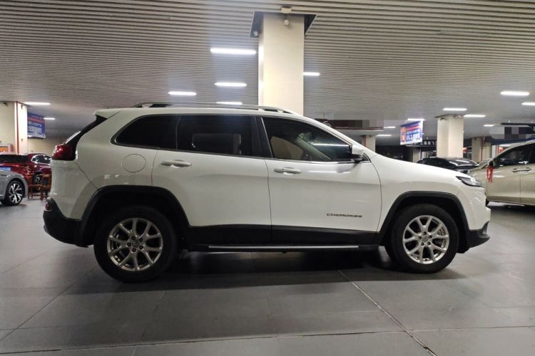 Used Jeep Cherokee 2017 2.0L Superior Edition Exterior 2