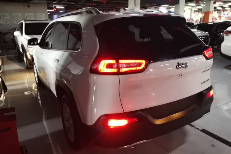 Used Jeep Cherokee 2017 2.0L Superior Edition Exterior 2