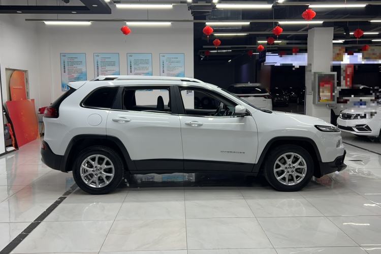 Used Jeep Cherokee 2017 2.0L Superior Edition Exterior 2
