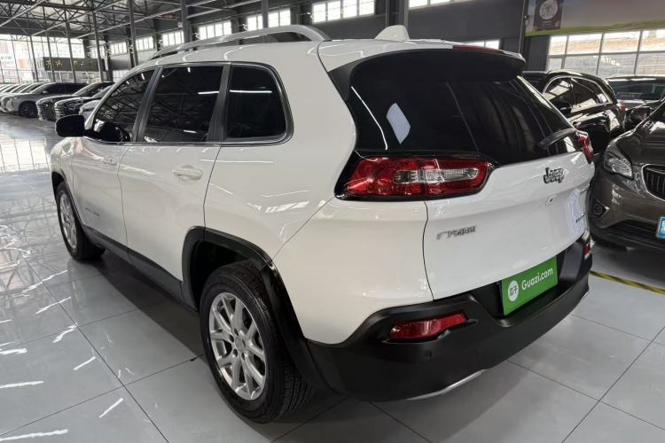 Used Jeep Cherokee 2017 2.0L Superior Edition Exterior 3