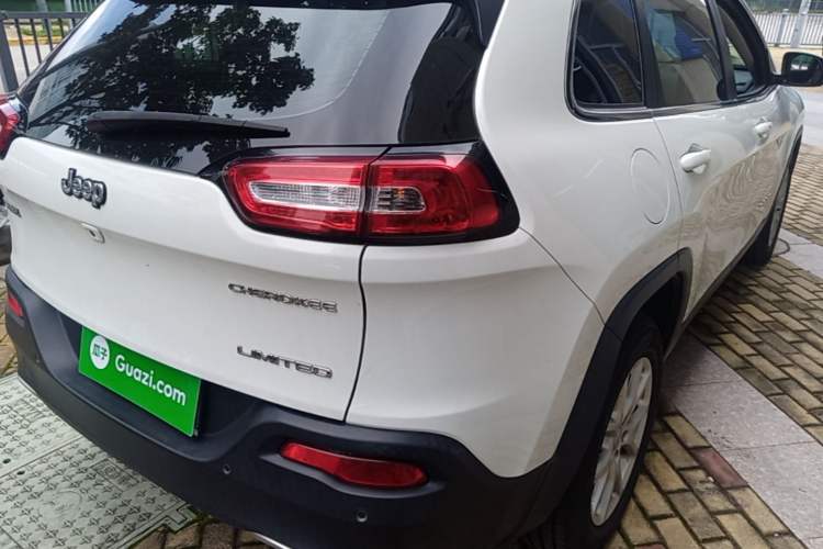 Used Jeep Cherokee 2017 2.0L Superior Edition Exterior 3