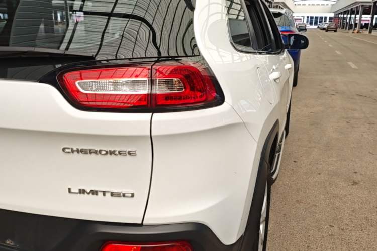 Used Jeep Cherokee 2017 2.0L Superior Edition Exterior 3