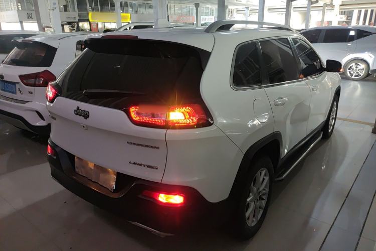 Used Jeep Cherokee 2017 2.4L Leading Smart Edition Exterior 3
