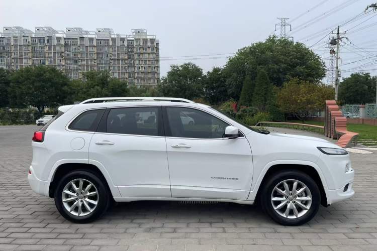 Used Jeep Cherokee 2017 2.4L Professional Edition Exterior 3