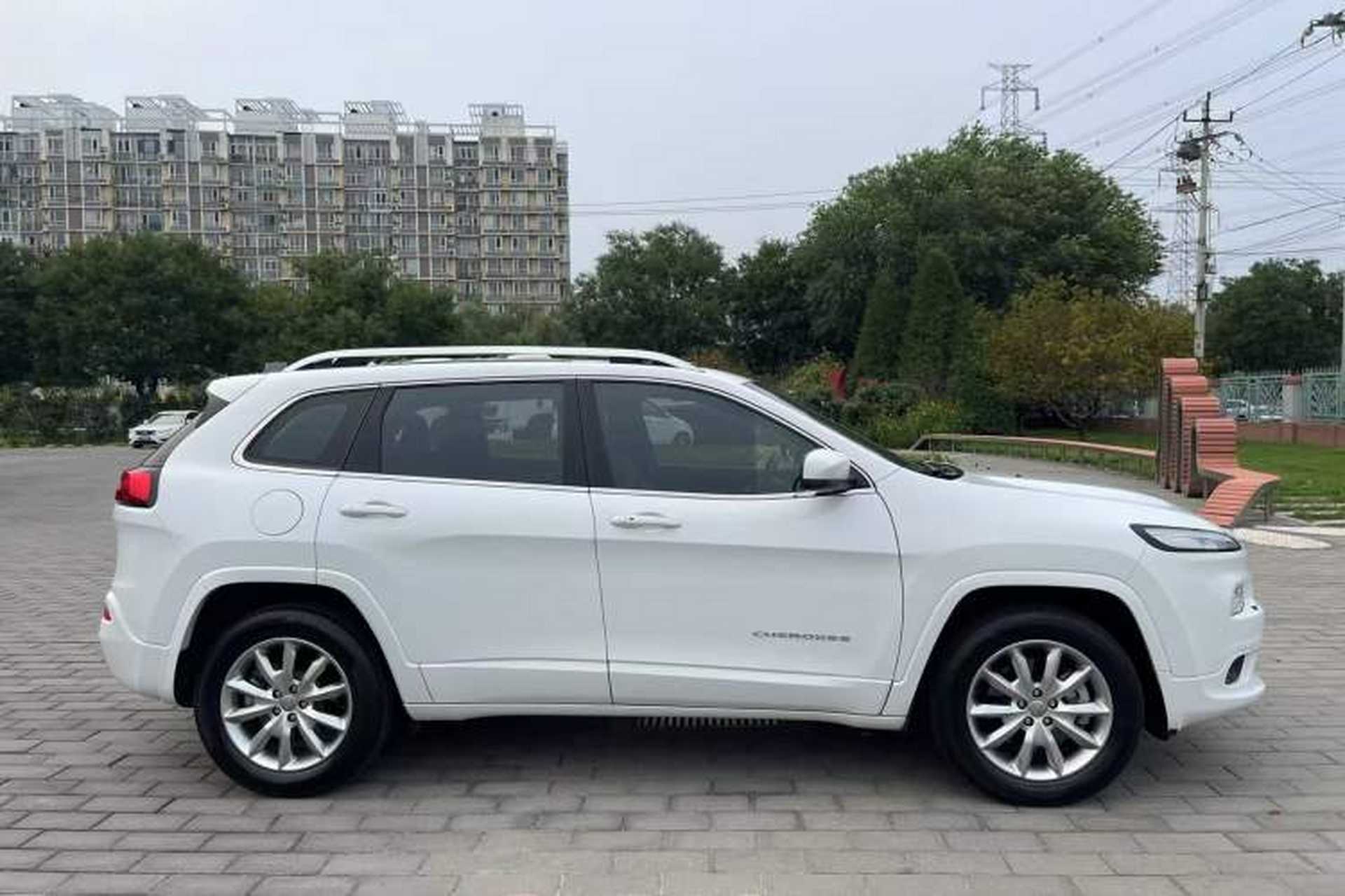 Used Jeep Cherokee 2017 2.4L Professional Edition Exterior 3