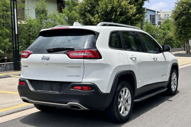 Used Jeep Cherokee 2017 2.4L Leading Smart Edition Exterior 3